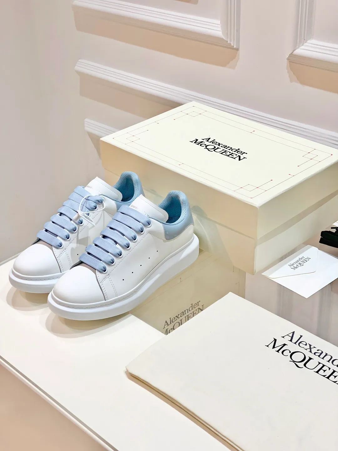 👟👟Ex-factory price 560👟👟 𝐀𝐥𝐞𝐱𝐚𝐧𝐝𝐞𝐫 𝐌𝐜𝐐𝐮𝐞𝐞𝐧A must-have for going out ~ full of confidence. McQueen white shoes are versatile and can instantly elongate your proportions. The long legs that fill the screen make you confident, sweet and cool, and can be controlled by both male and female gods, making you look better as you wear them. ⭐Shoe upper material: first-layer cowhide ⭐Shoe lining material: sheepskin ⭐Available sizes: 35-40, male 39-45 (female 40, male 45 customized)